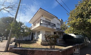 Casa esquina en alquiler - 3 dormitorios - Barrio Cofico