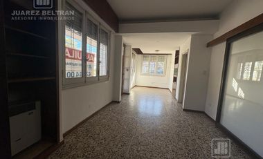 Casa esquina en alquiler - 3 dormitorios - Barrio Cofico