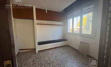 Casa esquina en alquiler - 3 dormitorios - Barrio Cofico