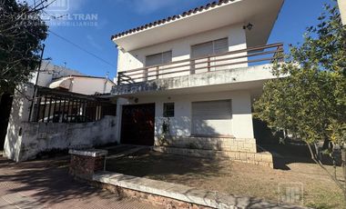 Casa esquina en alquiler - 3 dormitorios - Barrio Cofico