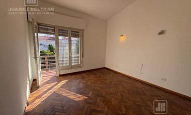 Casa esquina en alquiler - 3 dormitorios - Barrio Cofico