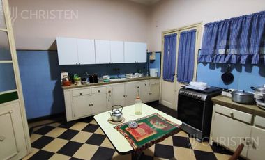 Casa en  venta. Terreno de 10m x 45m. 4 dormitorios y dos baños