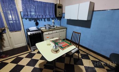 Casa en  venta. Terreno de 10m x 45m. 4 dormitorios y dos baños