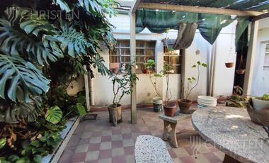 Casa en  venta. Terreno de 10m x 45m. 4 dormitorios y dos baños