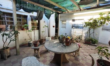 Casa en  venta. Terreno de 10m x 45m. 4 dormitorios y dos baños