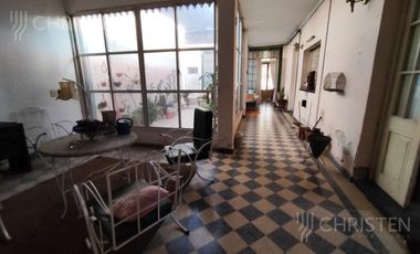 Casa en  venta. Terreno de 10m x 45m. 4 dormitorios y dos baños