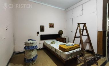 Casa en  venta. Terreno de 10m x 45m. 4 dormitorios y dos baños