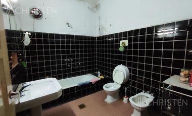 Casa en  venta. Terreno de 10m x 45m. 4 dormitorios y dos baños