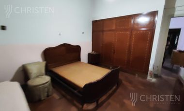 Casa en  venta. Terreno de 10m x 45m. 4 dormitorios y dos baños