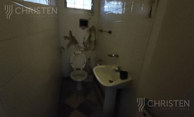 Casa en  venta. Terreno de 10m x 45m. 4 dormitorios y dos baños