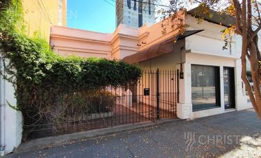 Casa en  venta. Terreno de 10m x 45m. 4 dormitorios y dos baños