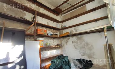 Casa en  venta. Terreno de 10m x 45m. 4 dormitorios y dos baños