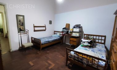 Casa en  venta. Terreno de 10m x 45m. 4 dormitorios y dos baños