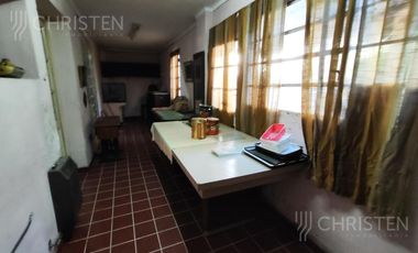 Casa en  venta. Terreno de 10m x 45m. 4 dormitorios y dos baños