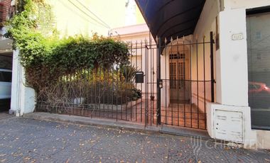 Casa en  venta. Terreno de 10m x 45m. 4 dormitorios y dos baños