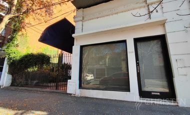 Casa en  venta. Terreno de 10m x 45m. 4 dormitorios y dos baños