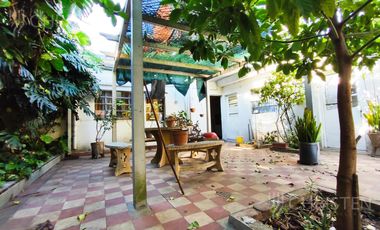 Casa en  venta. Terreno de 10m x 45m. 4 dormitorios y dos baños