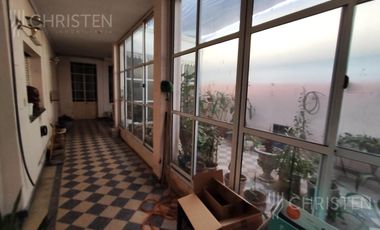 Casa en  venta. Terreno de 10m x 45m. 4 dormitorios y dos baños