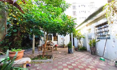 Casa en  venta. Terreno de 10m x 45m. 4 dormitorios y dos baños