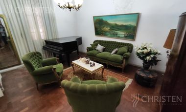 Casa en  venta. Terreno de 10m x 45m. 4 dormitorios y dos baños