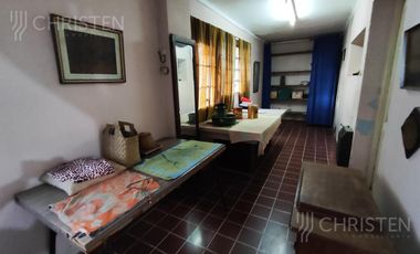 Casa en  venta. Terreno de 10m x 45m. 4 dormitorios y dos baños