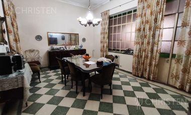 Casa en  venta. Terreno de 10m x 45m. 4 dormitorios y dos baños