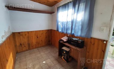 Casa en  venta. Terreno de 10m x 45m. 4 dormitorios y dos baños