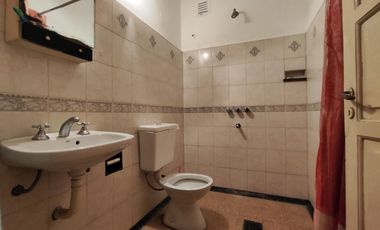 Casa en  venta. Terreno de 10m x 45m. 4 dormitorios y dos baños