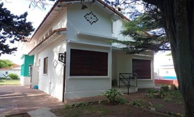 Casa en venta - 5 Dormitorios 3 Baños - Mar de Ajó