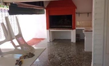 Casa en venta - 5 Dormitorios 3 Baños - Mar de Ajó