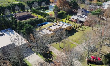 VENTA | Importante Casa de 3 dormitorios en Los Alamos Country Club, Ibarlucea.