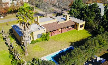 VENTA | Importante Casa de 3 dormitorios en Los Alamos Country Club, Ibarlucea.