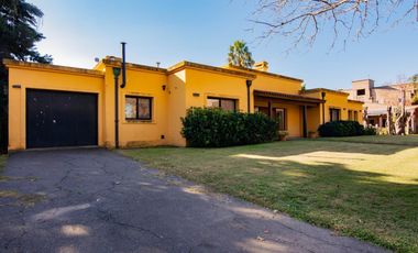 VENTA | Importante Casa de 3 dormitorios en Los Alamos Country Club, Ibarlucea.