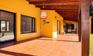 VENTA | Importante Casa de 3 dormitorios en Los Alamos Country Club, Ibarlucea.