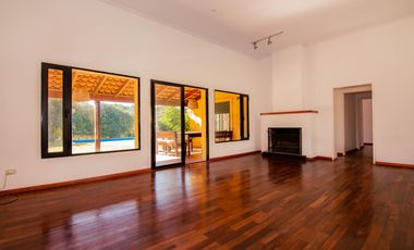 VENTA | Importante Casa de 3 dormitorios en Los Alamos Country Club, Ibarlucea.