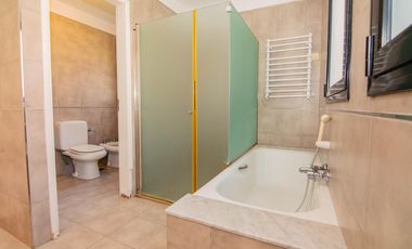 VENTA | Importante Casa de 3 dormitorios en Los Alamos Country Club, Ibarlucea.