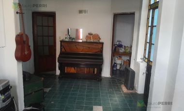 Casa en  en venta y local comercial calle 12 e  70 y 71 La Plata