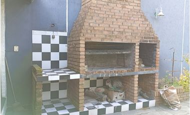 Casa en Gonzalez Catan Centro Calle Derossi (ex Tranway) Nº 565