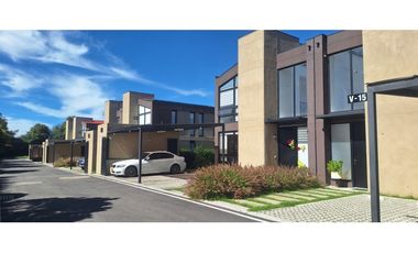 Casa campestre en venta en Conjunto Club House Cota