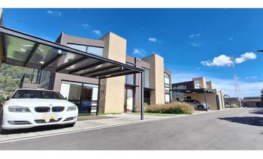 Casa campestre en venta en Conjunto Club House Cota