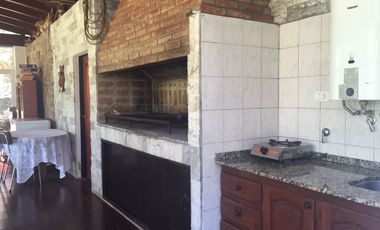 AT84. CASA A MTS DEL RIO CON PILETA, QUINCHO (8 PAX)