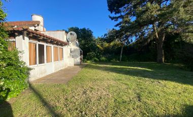 VENTA. Casa 3 ambientes con dependencia y gran parque en MAR DEL SUD