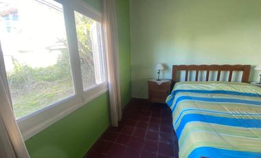 VENTA. Casa 3 ambientes con dependencia y gran parque en MAR DEL SUD