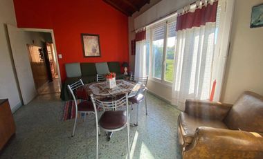 VENTA. Casa 3 ambientes con dependencia y gran parque en MAR DEL SUD