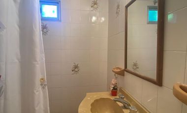 VENTA. Casa 3 ambientes con dependencia y gran parque en MAR DEL SUD