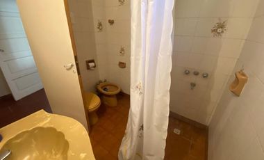 VENTA. Casa 3 ambientes con dependencia y gran parque en MAR DEL SUD