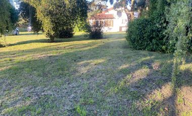 VENTA. Casa 3 ambientes con dependencia y gran parque en MAR DEL SUD