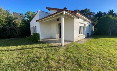 VENTA. Casa 3 ambientes con dependencia y gran parque en MAR DEL SUD