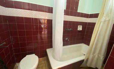 VENTA. Casa 3 ambientes con dependencia y gran parque en MAR DEL SUD