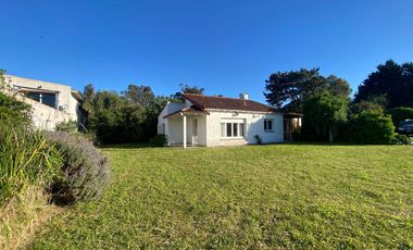 VENTA. Casa 3 ambientes con dependencia y gran parque en MAR DEL SUD